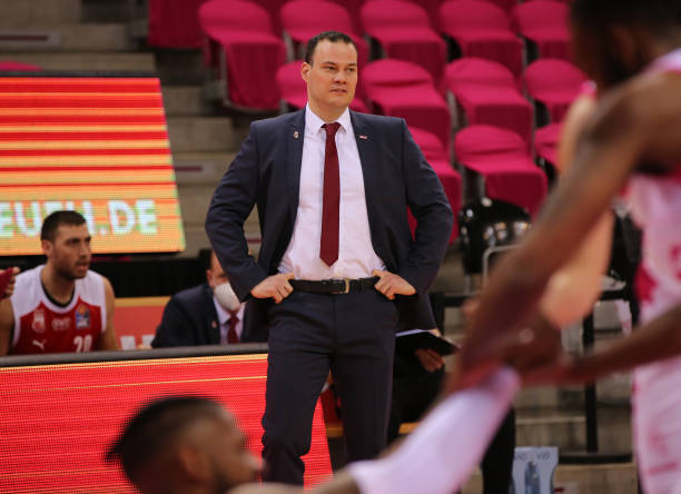 尽管他多次 尽管他多次